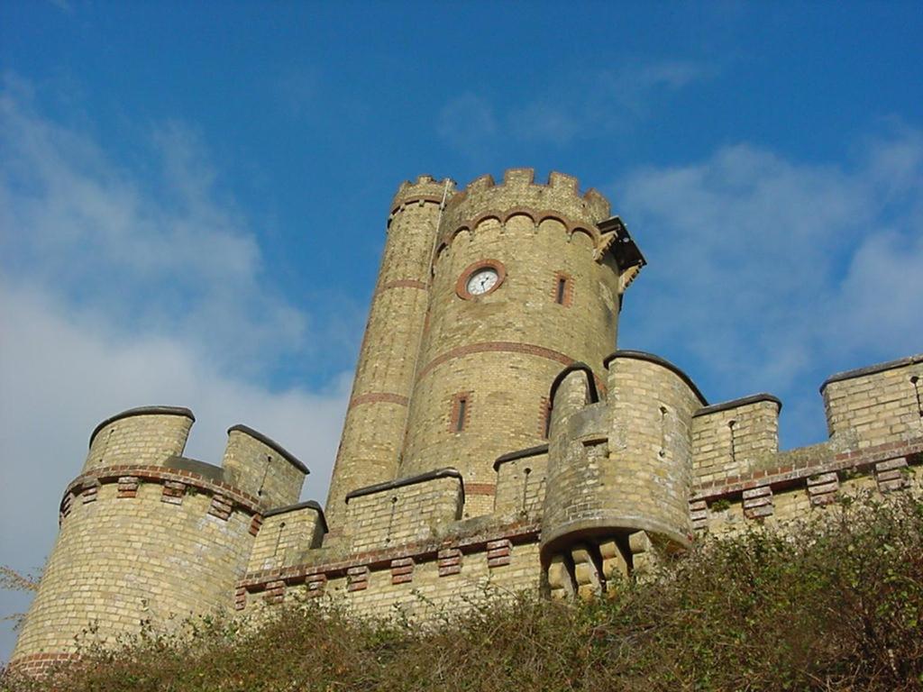 Accommodation At Salomons Estate Роял Тънбридж Уелс Екстериор снимка